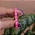 Pulseira Leka fios de seda rosa neon canutilhos metal ouro semijoia - Imagem 1
