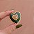Broche Nádia Gimenes coração resina verde com pérolas semijoia - Imagem 1