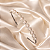 Tiara Feminina Prateada com Pérolas e CristaiTiara feminina em metal com banho prateado, delicadamente decorada com pérolas e cristais brancos, que proporcionam brilho e sofisticação ao visual. O design clássico e elegante valoriza penteados e produções p - Imagem 1