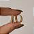 Brinco argolinha metal texturizado ouro semijoia BA 5782 - Imagem 3
