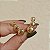 Brinco ear cuff metal trabalhado ouro semijoia - Imagem 3