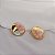 Brinco Mariana Amaral redondo resina rosa marble ouro semijoia - Imagem 3