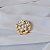Broche flor pérola shell ouro semijoia - Imagem 4