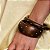 Bracelete Nádia Gimenes largo madeira strass ouro semijoia - Imagem 2