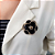 Broche camélia esmaltada preta - Imagem 1
