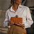 Bolsa Clutch de Couro Croco Cognac Brida OYÁ - Imagem 2