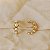 Brinco ear hook Morena Canela pérolas ouro semijoia - Imagem 4