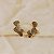 Brinco ear cuff Morena Canela hibisco pétalas strass black diamond ouro semijoia - Imagem 3