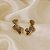 Brinco ear cuff Morena Canela hibisco pétalas strass black diamond ouro semijoia - Imagem 1