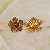 Brinco Morena Canela hibisco g strass black diamond ouro semijoia - Imagem 2