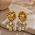 Brinco de Pressão Flor Penduricalho Ouro com Pérolas Barrocas - Imagem 1