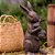 Coelha de Páscoa Mamãe em Resina - Chocolatudo - Imagem 2