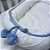 Ninho Básico - Tricô Branco - Cordão Azul Canto - Pingente Pompom - Imagem 5