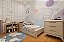Quarto Completo - Berço Grow Up Multifuncional + Roupeiro 3 Portas Cozy - Branco / Carvalho - Brinde: Poltrona de Amamentação Sonhos com Puff: Linho Bege - Imagem 3