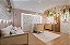 Quarto Completo - Berço 3 em 1 Paglia + Cômoda Cozy + Roupeiro 3 Portas Cozy - Branco / Carvalho - Brinde: Poltrona de Amamentação Sonhos com Puff: Linho Bege - Imagem 2