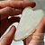 GUA SHA EM JADE FORMATO CORAÇÃO - Imagem 1