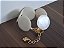 Pulseira de Madrepérolas com Fecho Coração e Pingente Trevo Dourado - Imagem 2