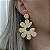 Brinco de pino com pingente placa meia flor folheado em ouro - Imagem 1