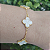 Pulseira Correntaria com trevo resina bege folheado em ouro - Imagem 1