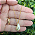 Colar correntaria com pingente de  pérola gota média folheado em ouro ( 40 cm) - Imagem 1