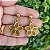 Brinco de pino com pingente flor com strass folheado em ouro - Imagem 2