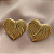 BRINCO CORAÇÃO G RISCADO DESENHADO DOURADO AÇO 316L⭐️ - Imagem 1
