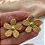 BRINCO FLOR DELICADA PÉTALAS RISCADAS DOURADO AÇO 316L⭐️ - Imagem 2