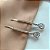 KIT COM 2 GRAMPOS DE CABELO ZIRCÔNIAS GOTA BIJU - Imagem 3