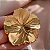 PRESILHA FLOR HIBISCO P METAL DOURADO BIJU - Imagem 3