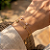 PULSEIRA CORRENTE DUPLA MARGARIDAS E ZIRCÔNIAS DOURADO AÇO 316L⭐️ - Imagem 2