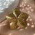 BROCHE FLOR RISCADA DOURADO AÇO 316L⭐️ - Imagem 1