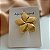 BROCHE FLOR RISCADA DOURADO AÇO 316L⭐️ - Imagem 2