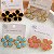 BRINCO FLOR DELICADA ESMALTADO DOURADO AÇO 316L⭐️(GRUPO 1) - Imagem 1