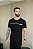 CAMISETA PREMIUM PRETA COM  DETALHE EM FITA VERDE E OFF - Imagem 3
