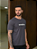 CAMISETA PREMIUM CINZA CHUMBO DETALHE EM RELEVO - Imagem 4