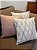 TRIO CAPAS DE ALMOFADAS JACQUARD E SUEDE ROSÊ COM ESTAMPA GEOMÉTRICA - Imagem 3