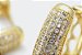 Brinco de argola cravejado com microzircônia semijoias folheada ouro 18k - Imagem 2