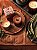 Vela de Soja Perfumada em Vidro Terra Tabac Statement, Essentials Beautifully Done Illume, 6 comprimento x 3 largura x 3 altura - Imagem 2