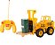 Ei! Brinque! Empilhadeira de brinquedo controlada por controle remoto - Escala 1:24, empilhadeira RC totalmente funcional com luzes e som, inclui palete, barril simulado para crianças, marrom - Imagem 1
