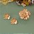 Maxi anel com flor dourada escovada e detalhes em zircônias - Imagem 6