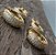 BRINCO TRIO ARGOLAS COM MICROZIRCONIAS CRISTAIS BANHADO A OURO 18 K - Imagem 4