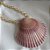 COLAR CONCHA ROSE COM BANHO FLASH DE OURO - Imagem 2
