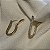BRINCO ARGOLA OVAL CRAVEJADA COM ZIRCONIAS CRISTAIS BANHADO A OURO 18 K - Imagem 3