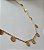 COLAR CHOKER COM PINGENTE DE PLAQUINHAS BANHADO A OURO OU RODIO - Imagem 3