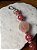 Chaveiro com pingente fio de seda marsala, esferas em polímero rosado e entremeios de metal banhado. - Imagem 2