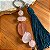 Chaveiro alfinetado com pedra quartzo rosa, quartzo cherrie e pingente fio de seda verde. - Imagem 2