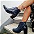 BOTA ESTILO ANKLEBOOT AZUL MARINHO COM FRISO NA COR CONHAQUE - Imagem 1