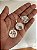 Pingente Medalha Redonda Personalizada (25mm) Banhada A Ouro Branco PINP006 - Imagem 1