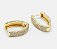 Brinco Argola Media "V" Cravejado Zircônias Pretas - Semijoias Banhadas em Ouro 18k - Imagem 5