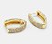 Brinco Argola Media "V" Cravejado Zircônias Pretas - Semijoias Banhadas em Ouro 18k - Imagem 4